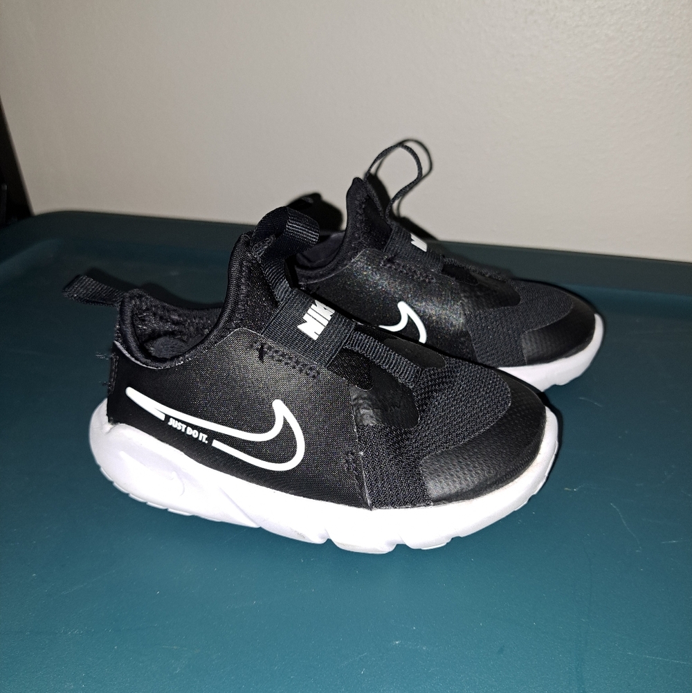 Nike Kids Black and White Sneakers 7.5 Toddler